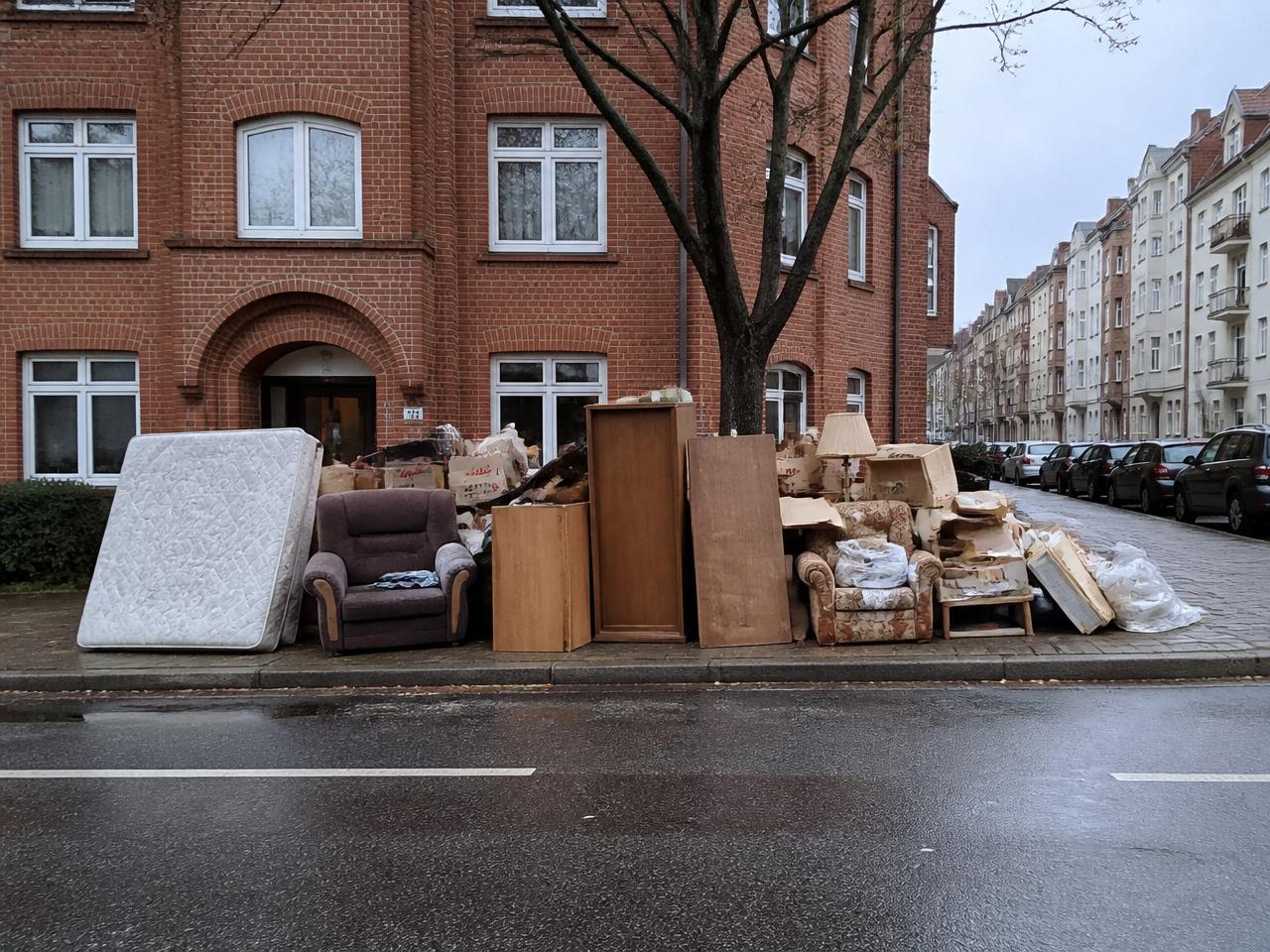 Sperrmüllberg vor einem Hamburger Wohnhaus vor der Abholung